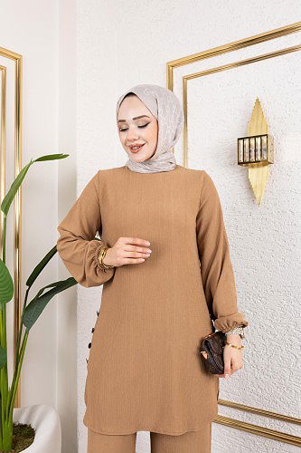 Modaebva - Düğme Detaylı Bürümcük Kumaş Tesettür Takım-3153 Latte (1)