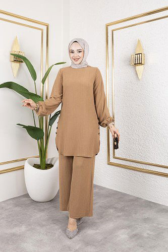 Modaebva - Düğme Detaylı Bürümcük Kumaş Tesettür Takım-3153 Latte